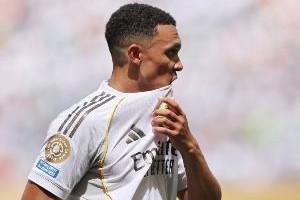 皇马跟队记者：阿诺德因右腿肌肉不适缺席与巴黎的比赛